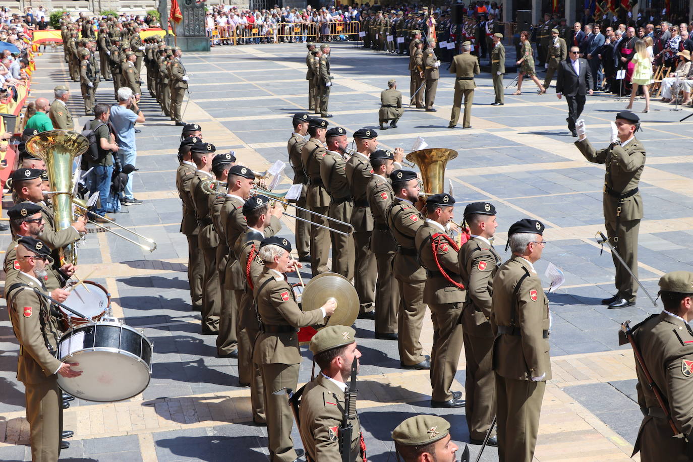 Acto de jura de bandera civil en la plaza de Regla de la capital leonesa. 