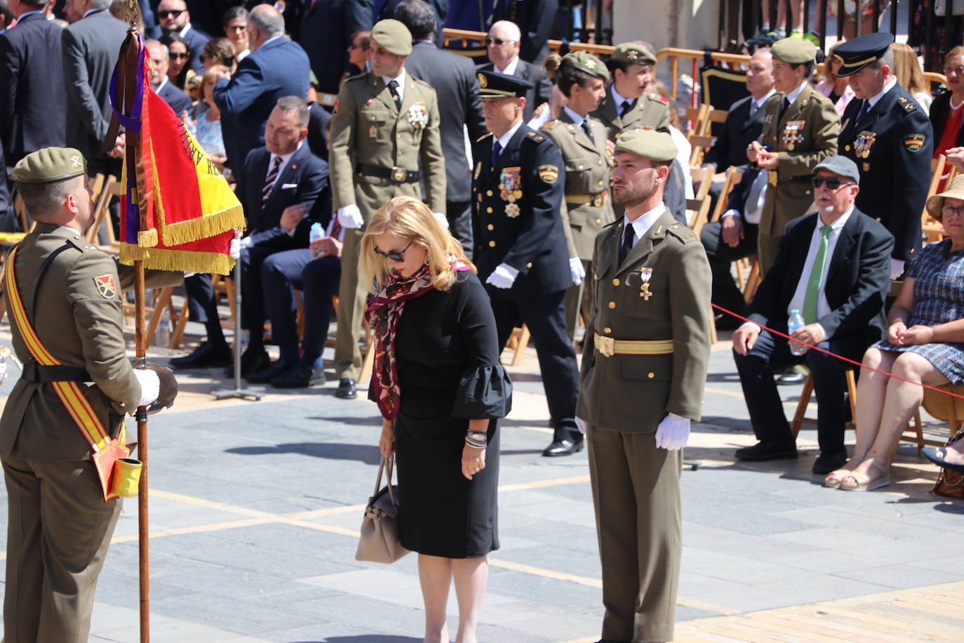Acto de jura de bandera civil en la plaza de Regla de la capital leonesa. 