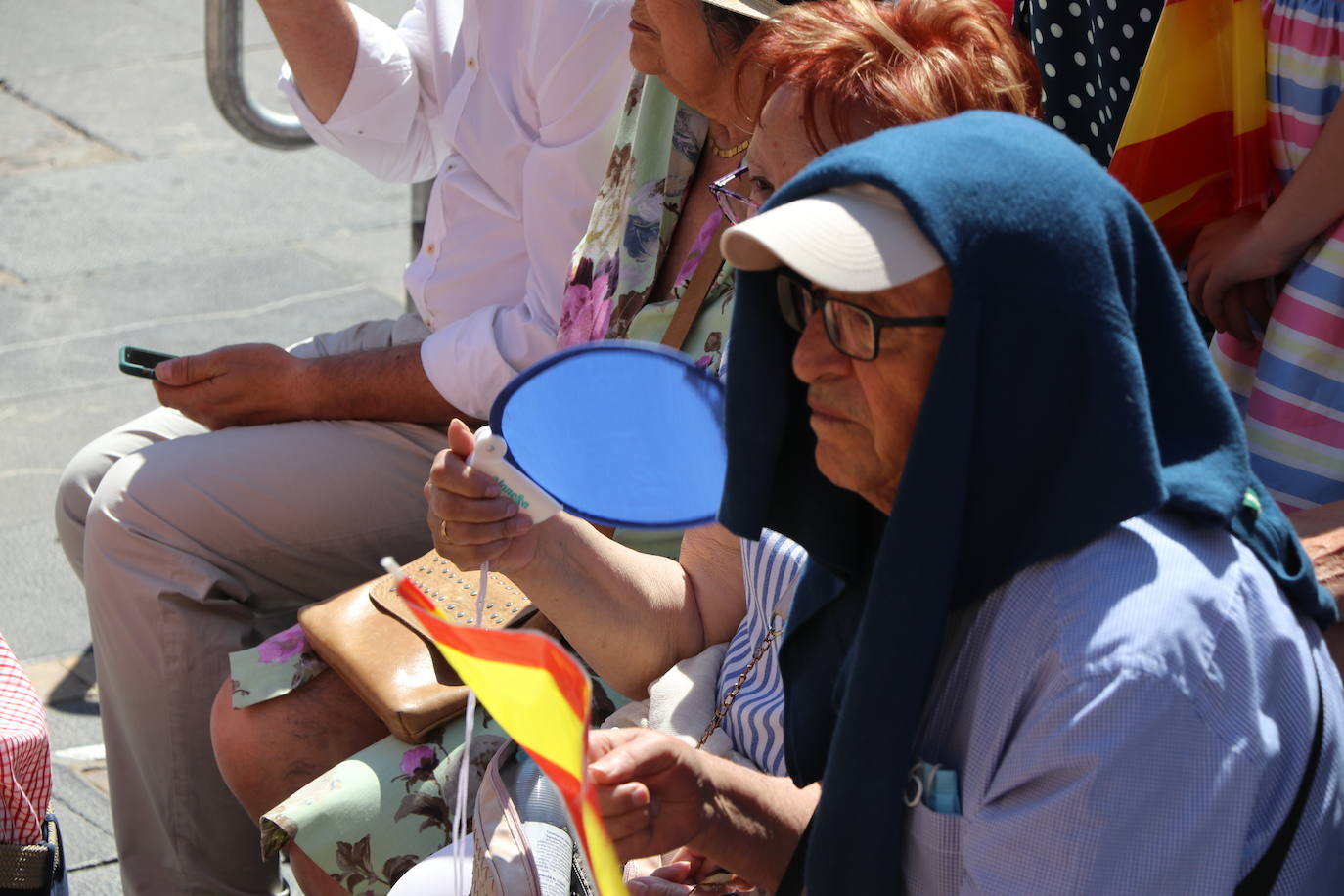 Acto de jura de bandera civil en la plaza de Regla de la capital leonesa. 