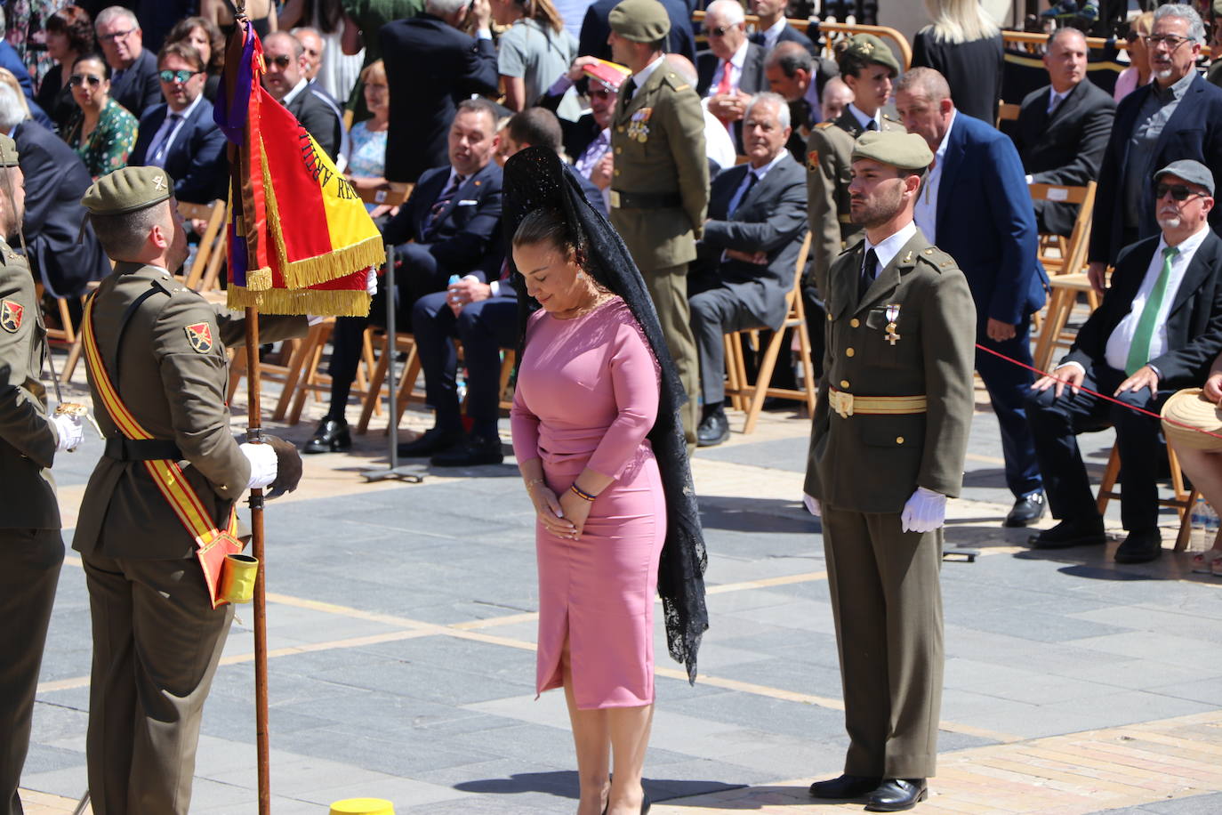 Acto de jura de bandera civil en la plaza de Regla de la capital leonesa. 
