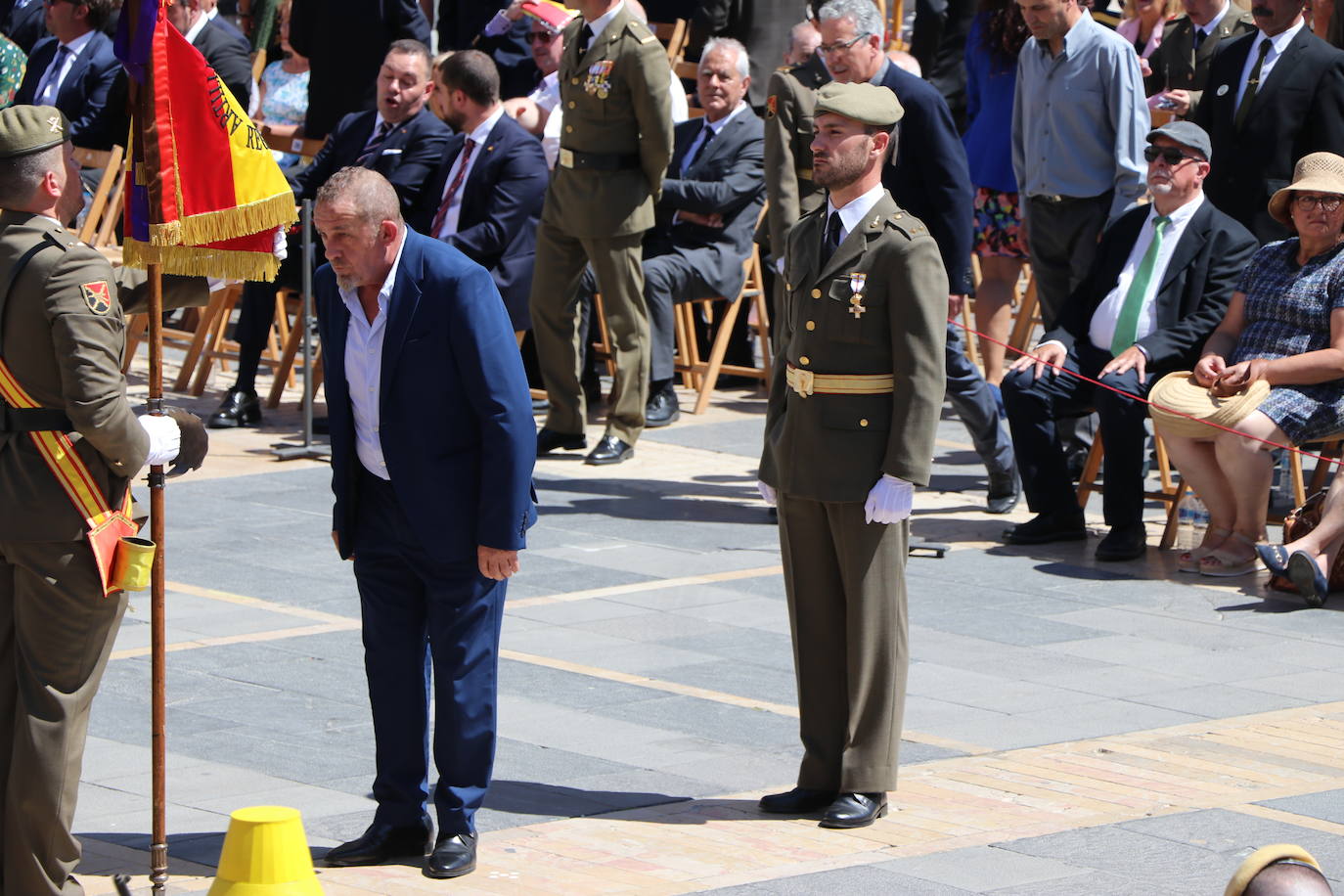 Acto de jura de bandera civil en la plaza de Regla de la capital leonesa. 