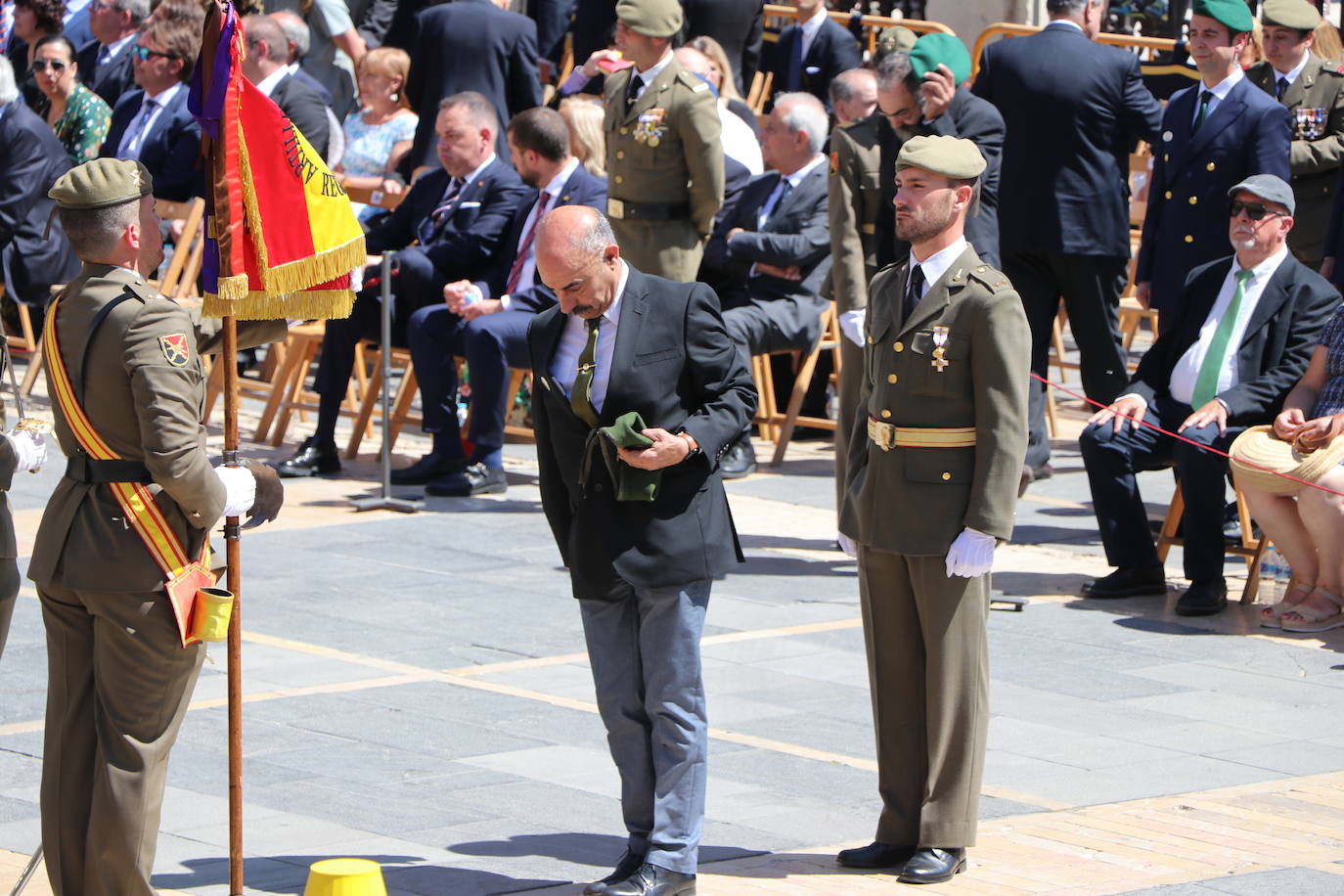 Acto de jura de bandera civil en la plaza de Regla de la capital leonesa. 