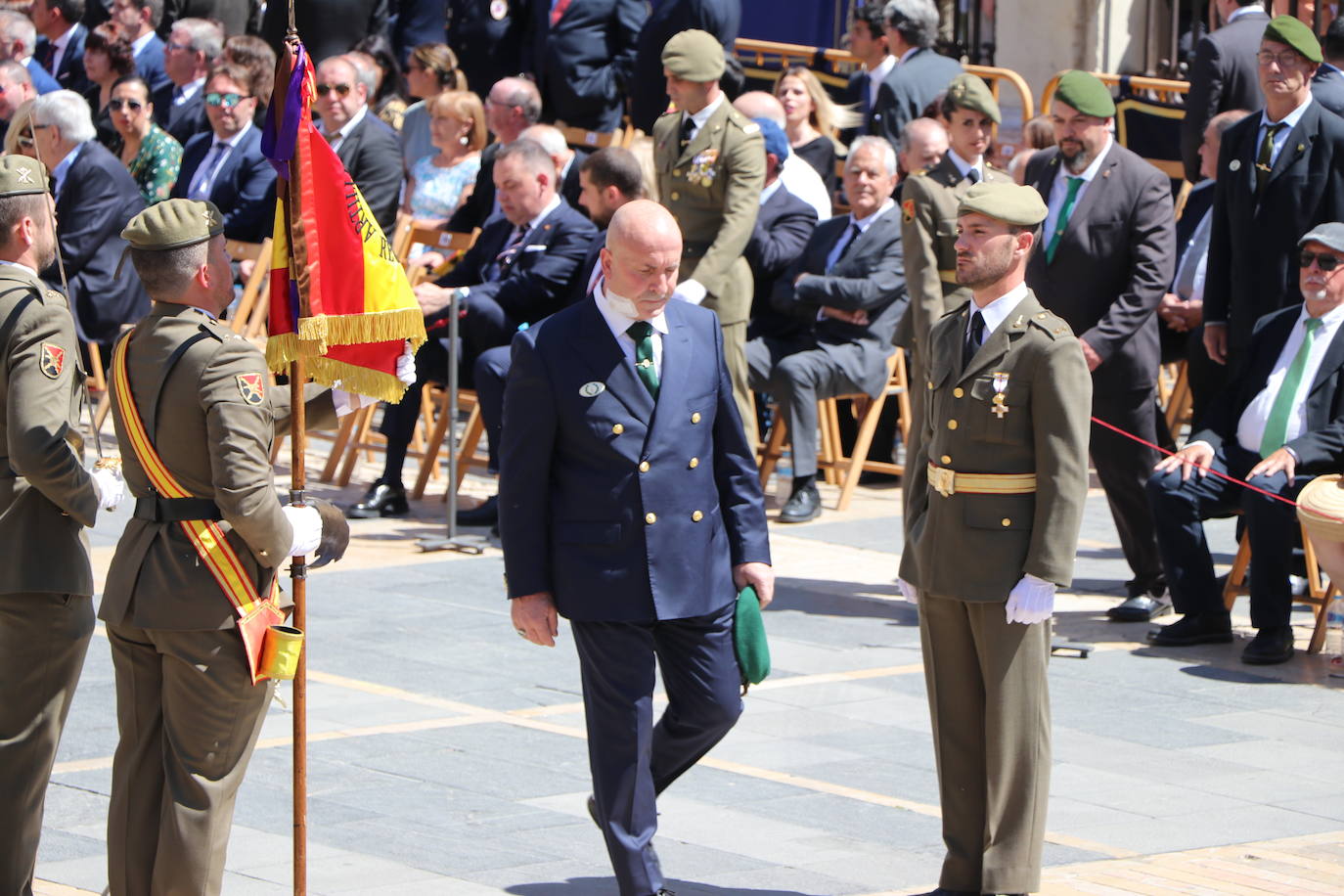 Acto de jura de bandera civil en la plaza de Regla de la capital leonesa. 