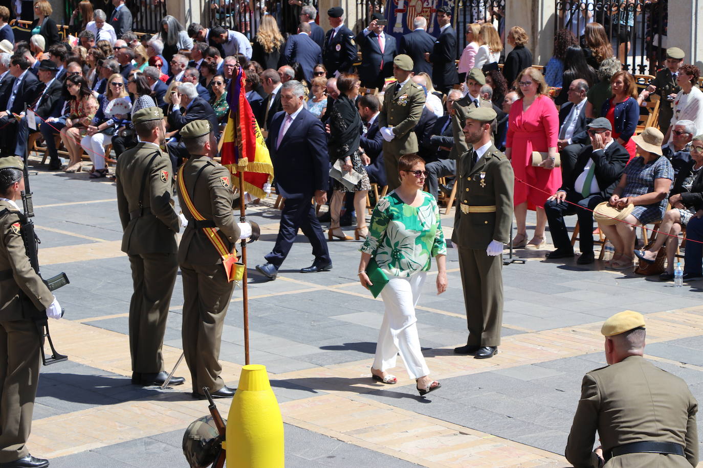 Acto de jura de bandera civil en la plaza de Regla de la capital leonesa. 