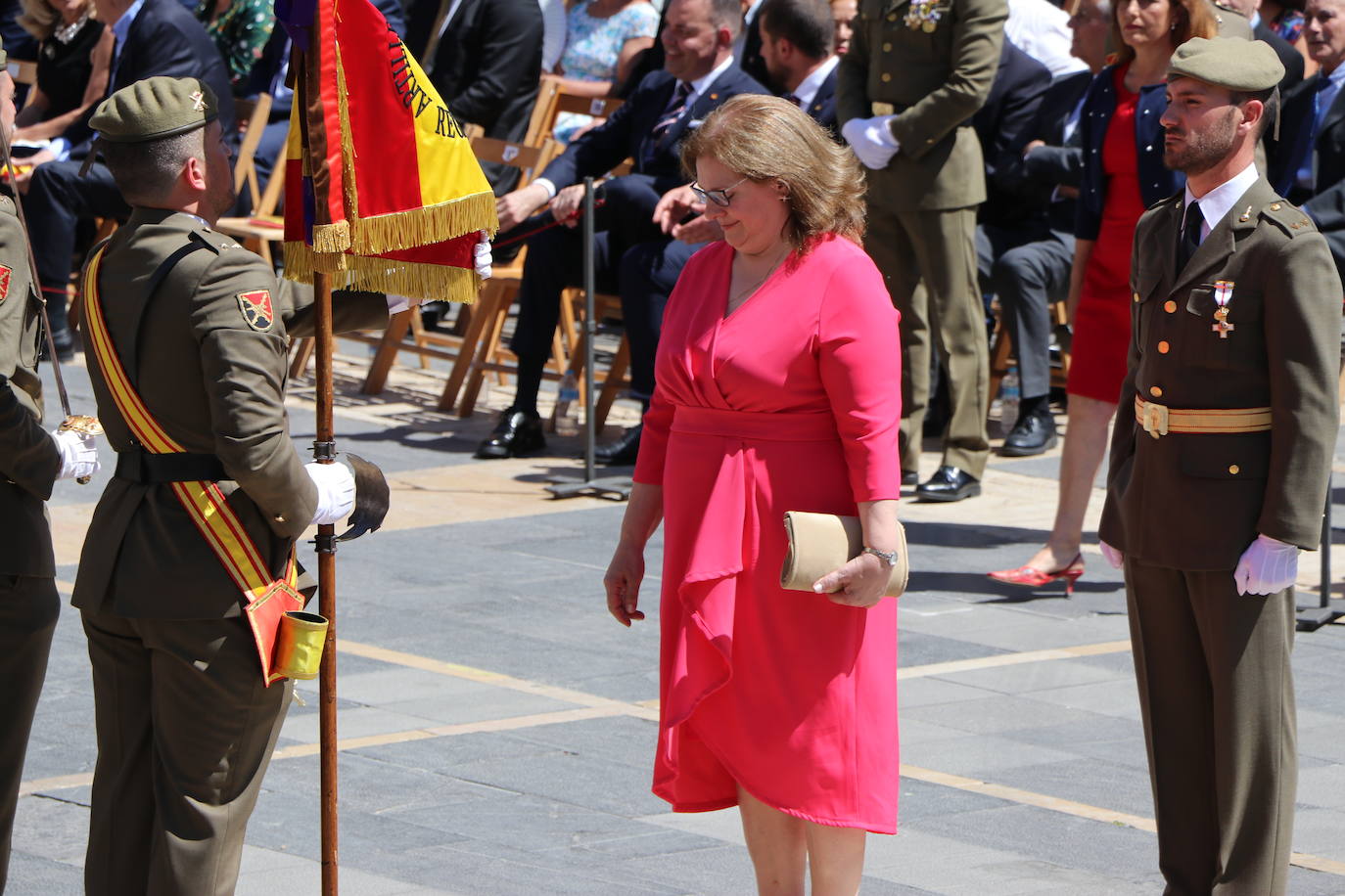 Acto de jura de bandera civil en la plaza de Regla de la capital leonesa. 