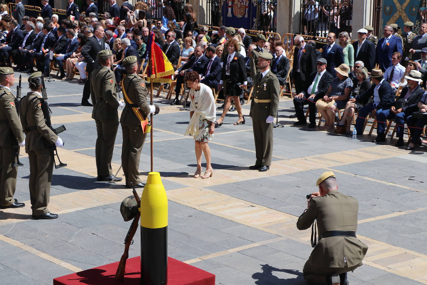 Acto de jura de bandera civil en la plaza de Regla de la capital leonesa. 