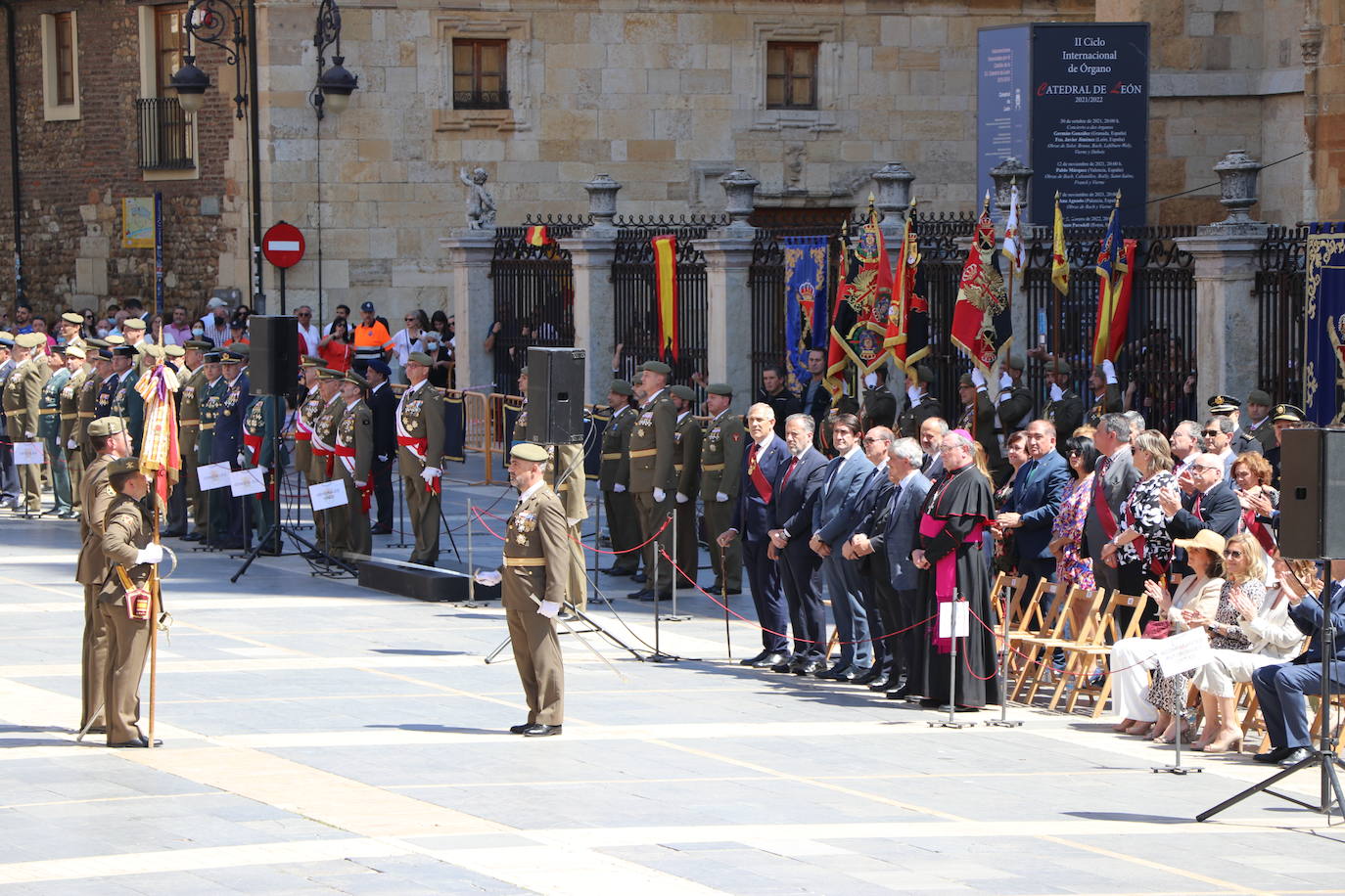 Acto de jura de bandera civil en la plaza de Regla de la capital leonesa. 