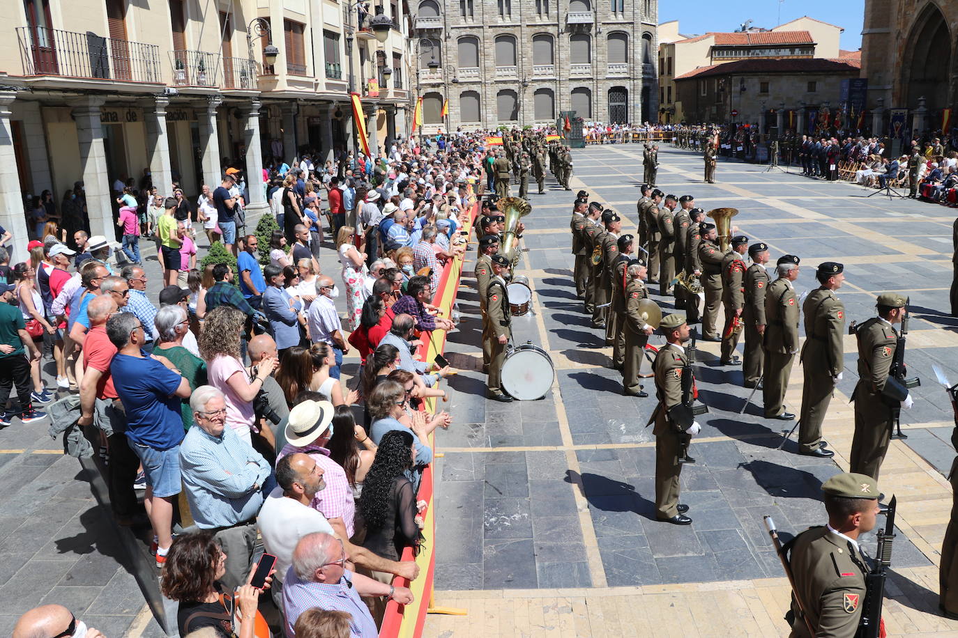 Acto de jura de bandera civil en la plaza de Regla de la capital leonesa. 