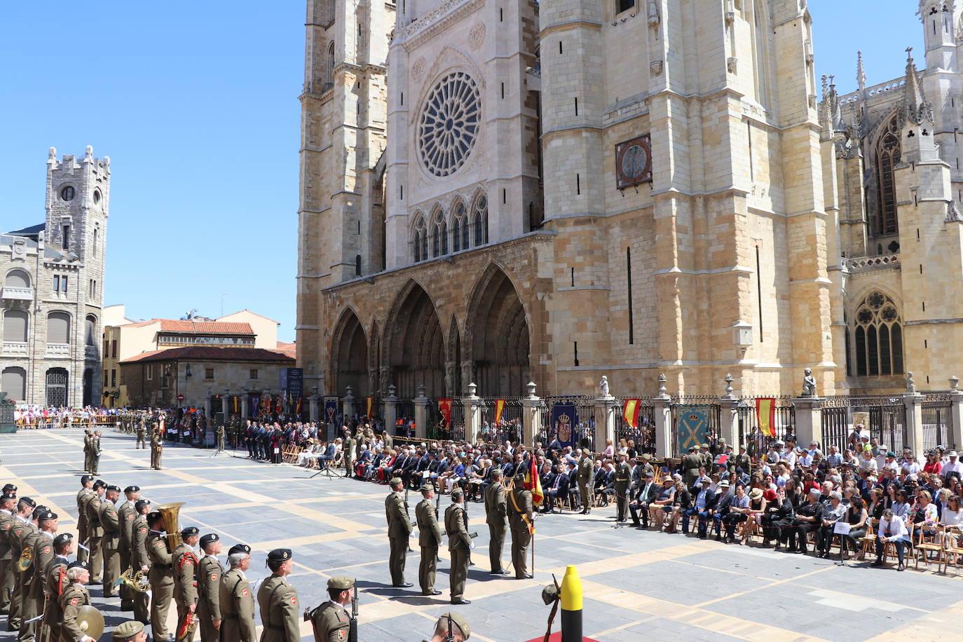 Acto de jura de bandera civil en la plaza de Regla de la capital leonesa. 