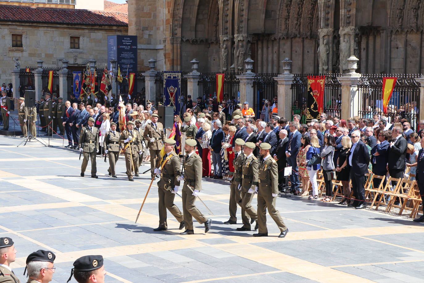 Acto de jura de bandera civil en la plaza de Regla de la capital leonesa. 