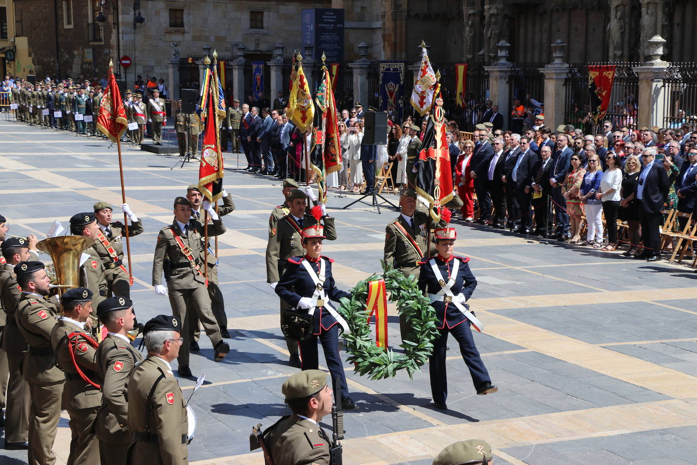 Acto de jura de bandera civil en la plaza de Regla de la capital leonesa. 