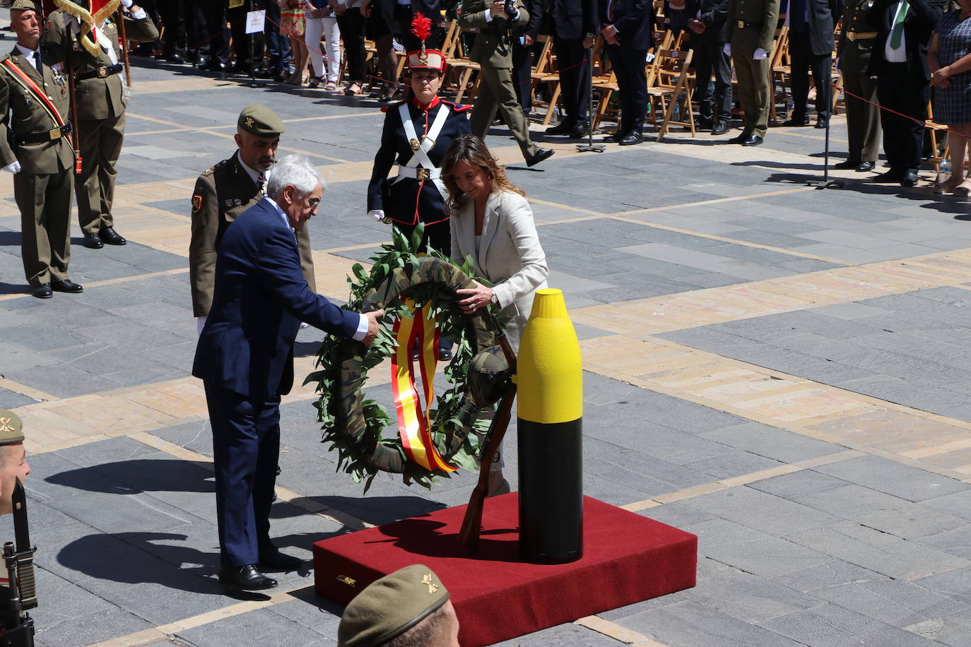 Acto de jura de bandera civil en la plaza de Regla de la capital leonesa. 