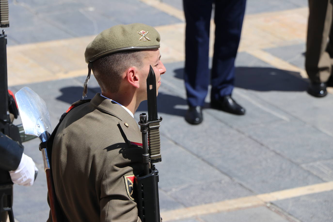 Acto de jura de bandera civil en la plaza de Regla de la capital leonesa. 