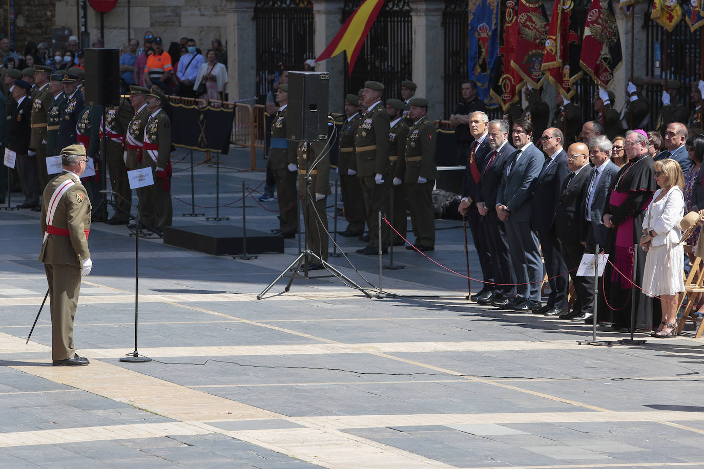Acto de jura de bandera civil en la plaza de Regla de la capital leonesa. 