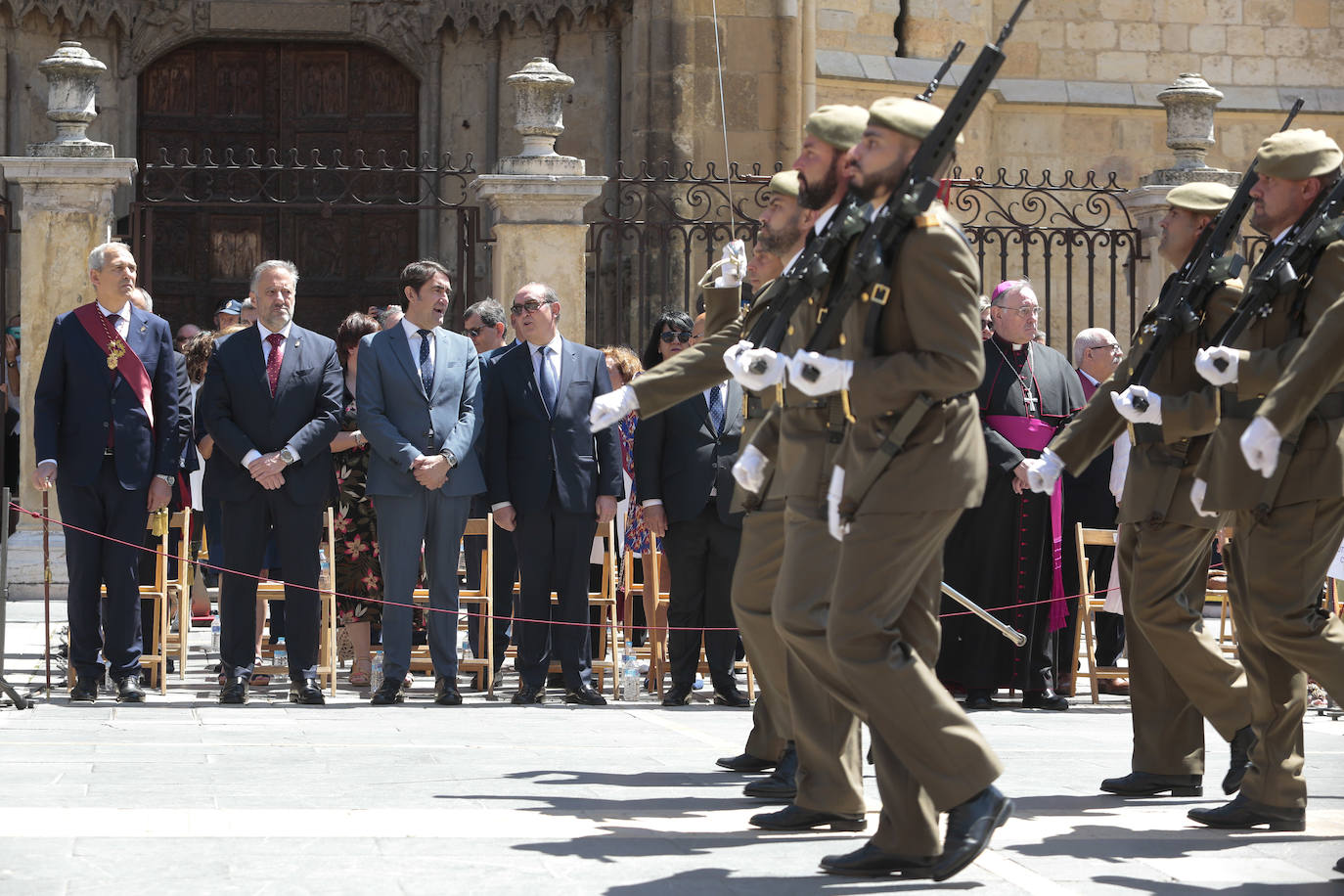 Acto de jura de bandera civil en la plaza de Regla de la capital leonesa. 