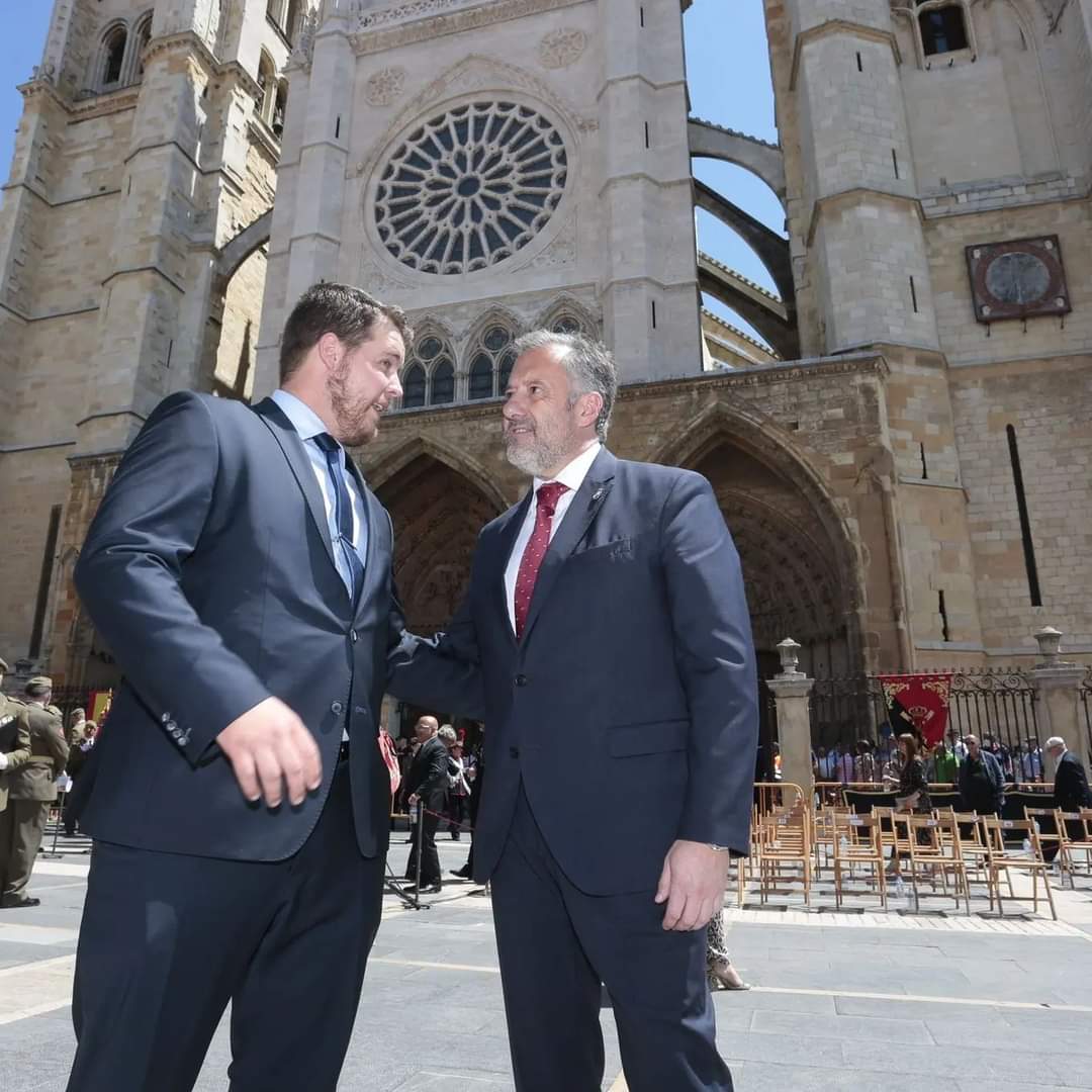 Acto de jura de bandera civil en la plaza de Regla de la capital leonesa. 
