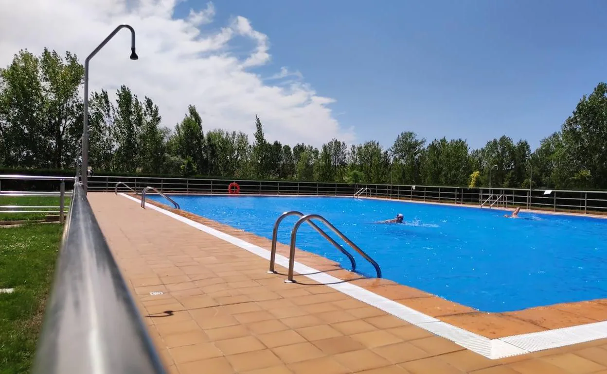 Imagen de archivo de una piscina municipal de León.