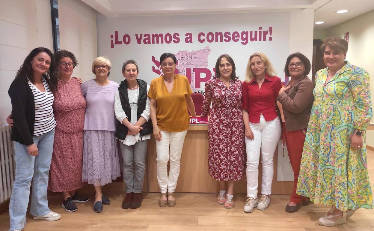 Foto de familia tras la reunión mantenida en la sede de UPL. 