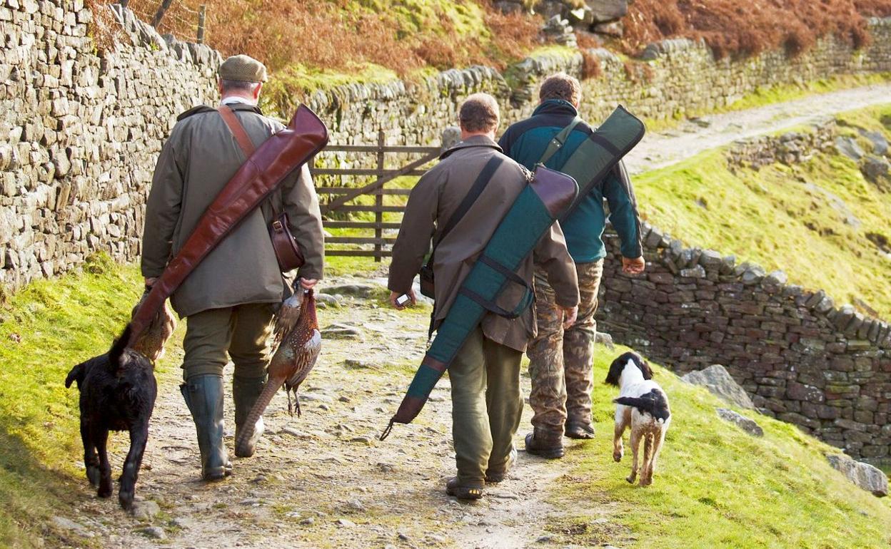 Imagen de archivo de un grupo de cazadores. 