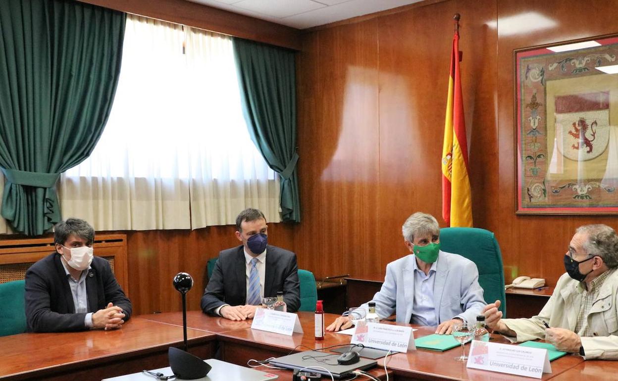 Imagen de la presentación de la campaña antitabaco de la Asociación Española Contra el Cáncer en León. 