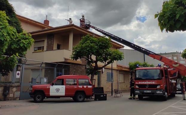 Intervención de los bomberos en la calle Victoriano Crémer.