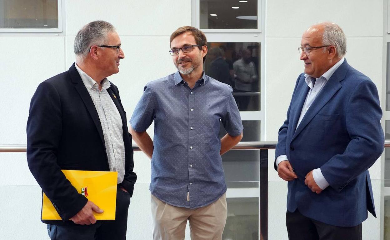 El responsable de Riesgos Agrarios de COAG estatal, Pablo Resco (C), presenta el primer gran estudio divulgativo sobre los impactos del cambio climático en la agricultura española, bajo el título ''Empieza la cuenta atrás'' junto al secretario general Miguel Padilla y el coordinador Lorenzo Rivero. 