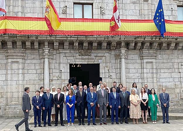 Foto de familia a las puertas del Ayuntamiento de Ponferrada. 