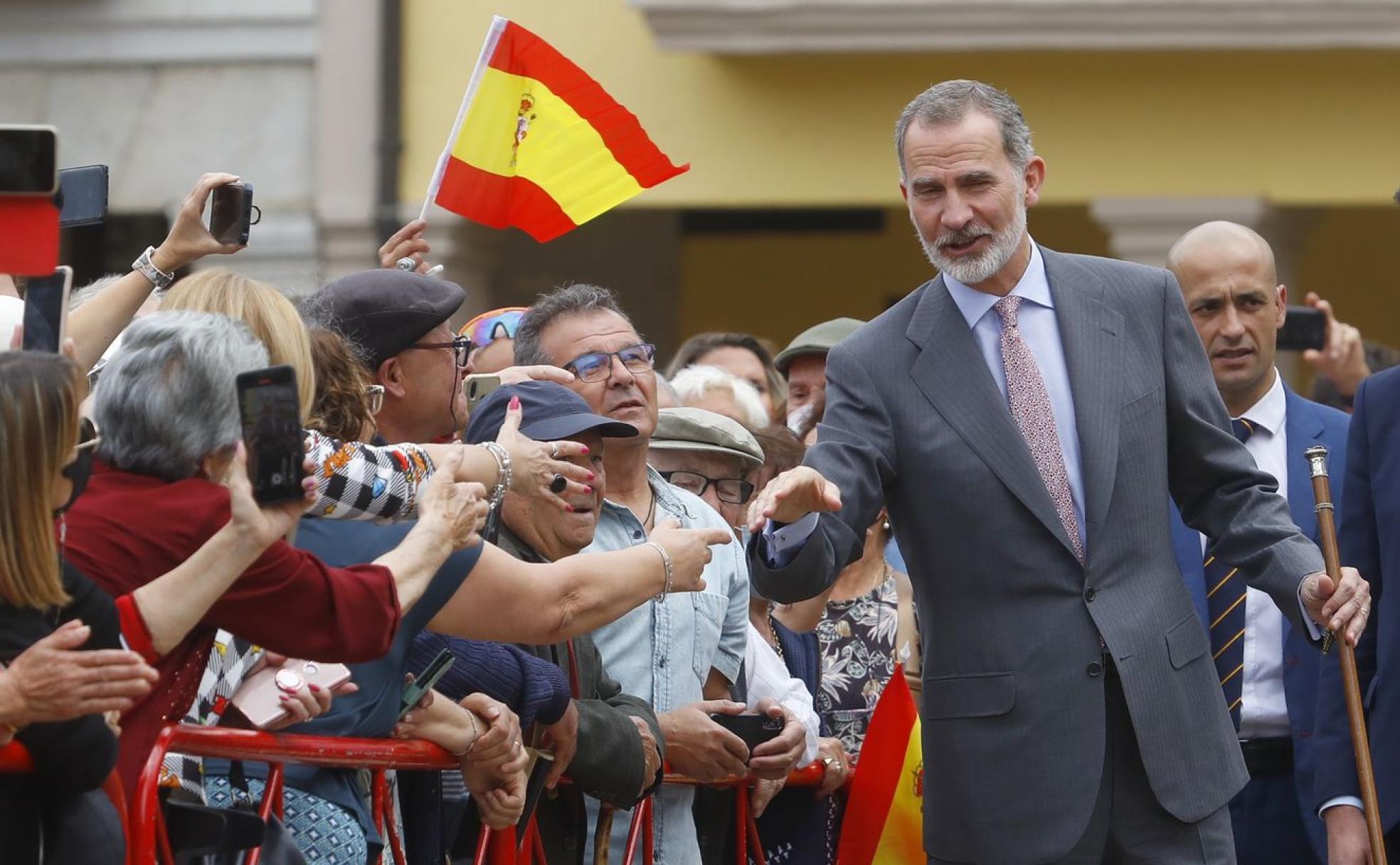 El rey Felipe VI saluda a los vecinos de Ponferrada durante la visita de este martes a la capital berciana. 