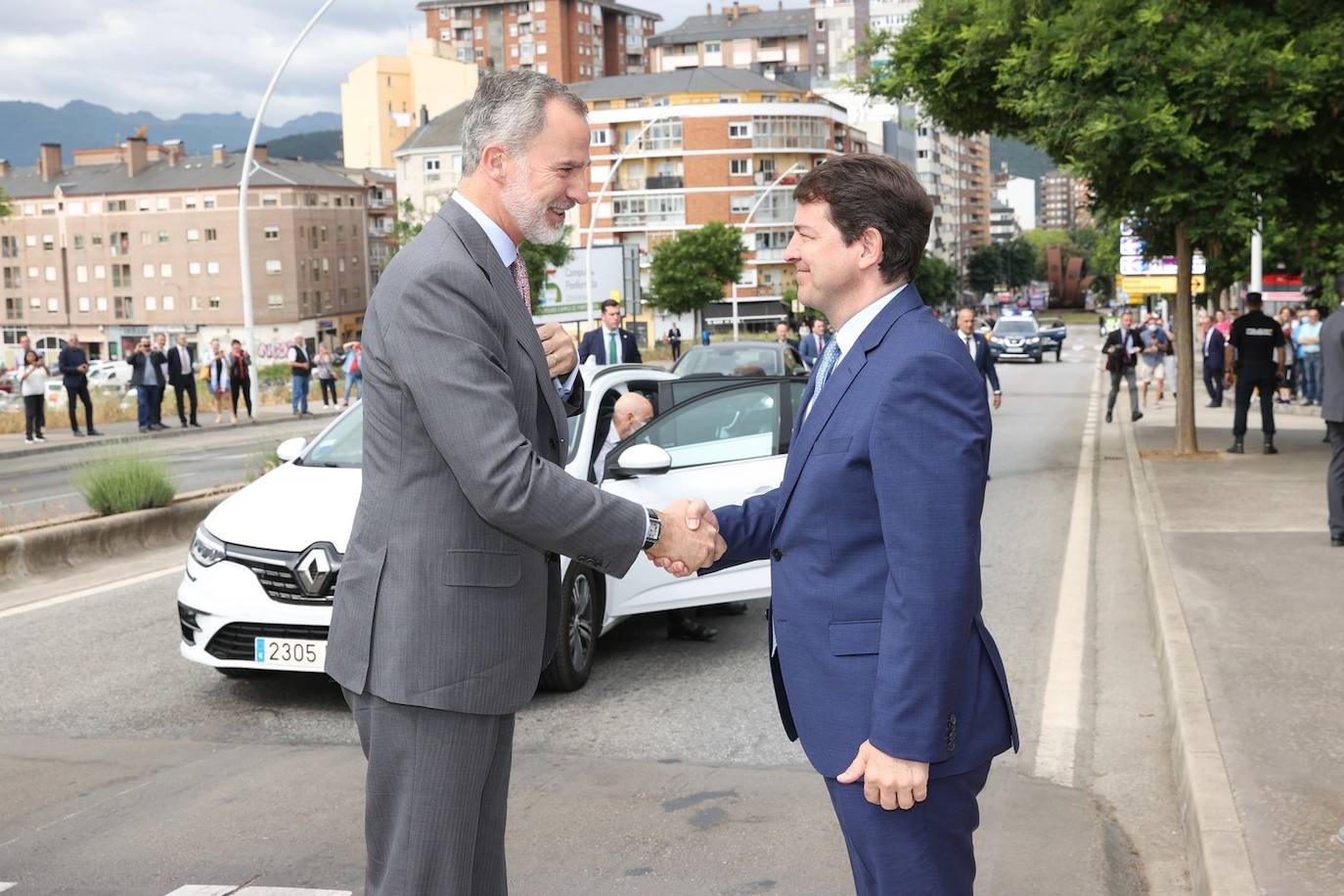 El rey Felipe VI recibió hoy un caluroso baño de multitudes en su visita a Ponferrada, donde cientos de personas se agolparon en la plaza del Ayuntamiento para saludar al monarca a su entrada al Consistorio. Entre aplausos y vivas a la Corona y acompañado, entre otros, por el ministro de Universidades, Joan Subirats, y por el presidente de la Junta, Alfonso Fernández Mañueco, Felipe VI se acercó a estrechar las manos de los congregados antes de estampar su rúbrica en el Libro de Honor del Consistorio. Estas son las fotos inéditas de la visita, las realizadas por el fotógrafo de la Casa Real. 