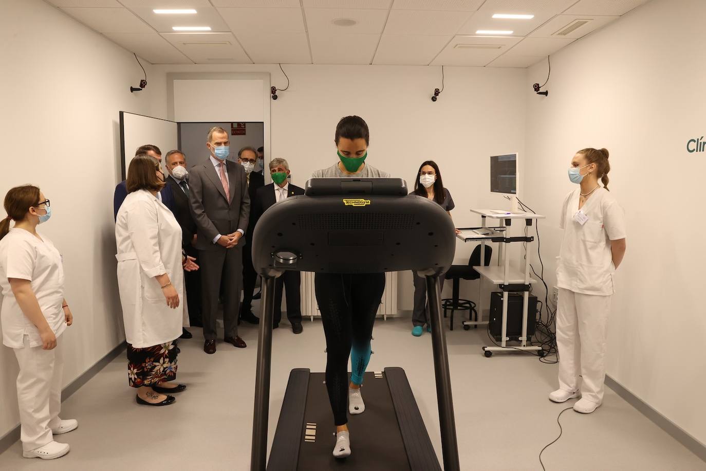 El rey Felipe VI recibió hoy un caluroso baño de multitudes en su visita a Ponferrada, donde cientos de personas se agolparon en la plaza del Ayuntamiento para saludar al monarca a su entrada al Consistorio. Entre aplausos y vivas a la Corona y acompañado, entre otros, por el ministro de Universidades, Joan Subirats, y por el presidente de la Junta, Alfonso Fernández Mañueco, Felipe VI se acercó a estrechar las manos de los congregados antes de estampar su rúbrica en el Libro de Honor del Consistorio. Estas son las fotos inéditas de la visita, las realizadas por el fotógrafo de la Casa Real. 