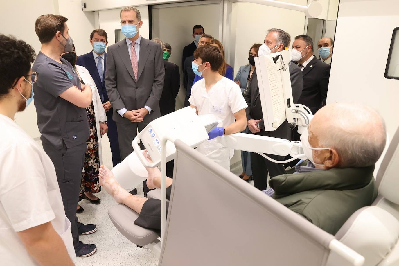 El rey Felipe VI recibió hoy un caluroso baño de multitudes en su visita a Ponferrada, donde cientos de personas se agolparon en la plaza del Ayuntamiento para saludar al monarca a su entrada al Consistorio. Entre aplausos y vivas a la Corona y acompañado, entre otros, por el ministro de Universidades, Joan Subirats, y por el presidente de la Junta, Alfonso Fernández Mañueco, Felipe VI se acercó a estrechar las manos de los congregados antes de estampar su rúbrica en el Libro de Honor del Consistorio. Estas son las fotos inéditas de la visita, las realizadas por el fotógrafo de la Casa Real. 