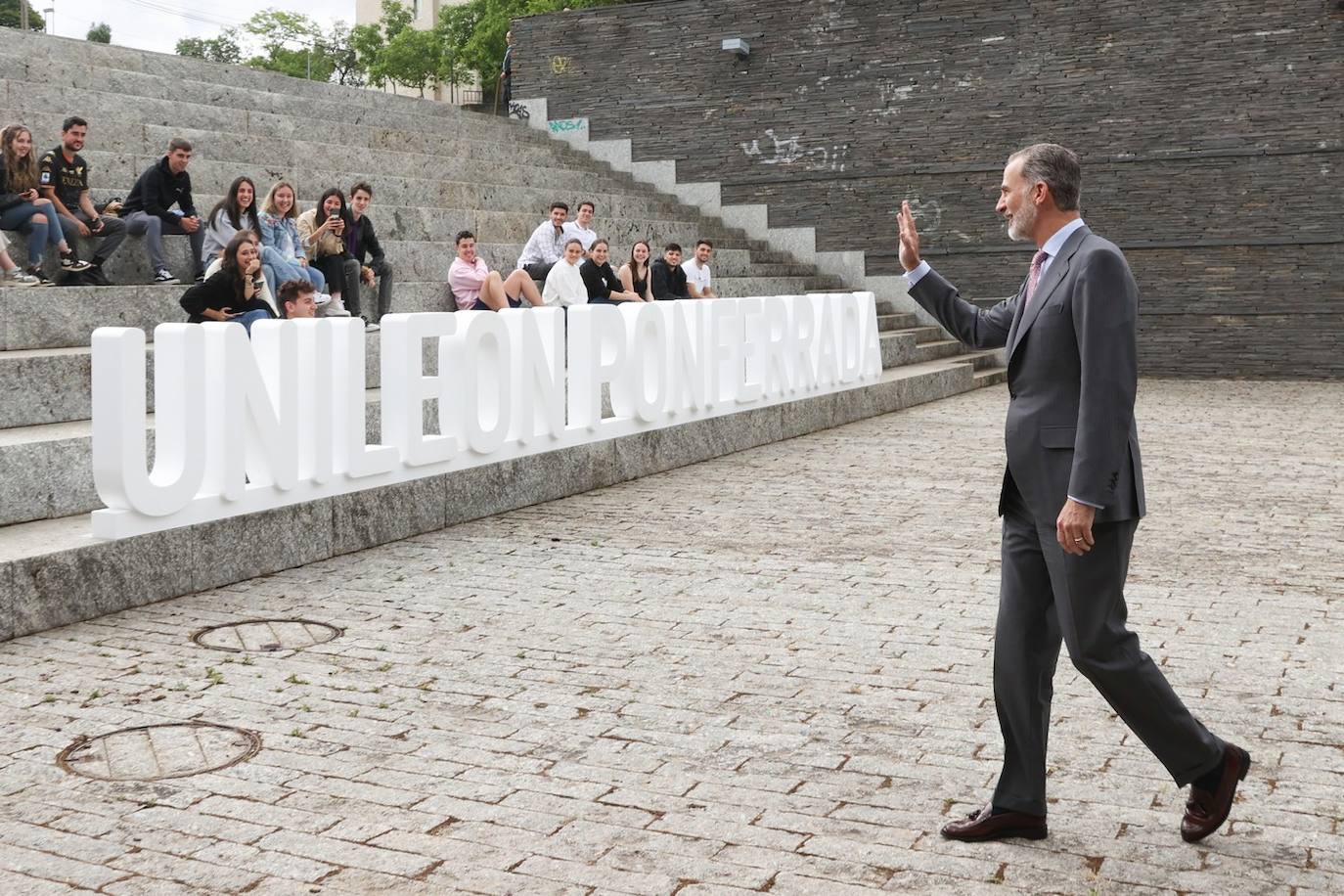 El rey Felipe VI recibió hoy un caluroso baño de multitudes en su visita a Ponferrada, donde cientos de personas se agolparon en la plaza del Ayuntamiento para saludar al monarca a su entrada al Consistorio. Entre aplausos y vivas a la Corona y acompañado, entre otros, por el ministro de Universidades, Joan Subirats, y por el presidente de la Junta, Alfonso Fernández Mañueco, Felipe VI se acercó a estrechar las manos de los congregados antes de estampar su rúbrica en el Libro de Honor del Consistorio. Estas son las fotos inéditas de la visita, las realizadas por el fotógrafo de la Casa Real. 