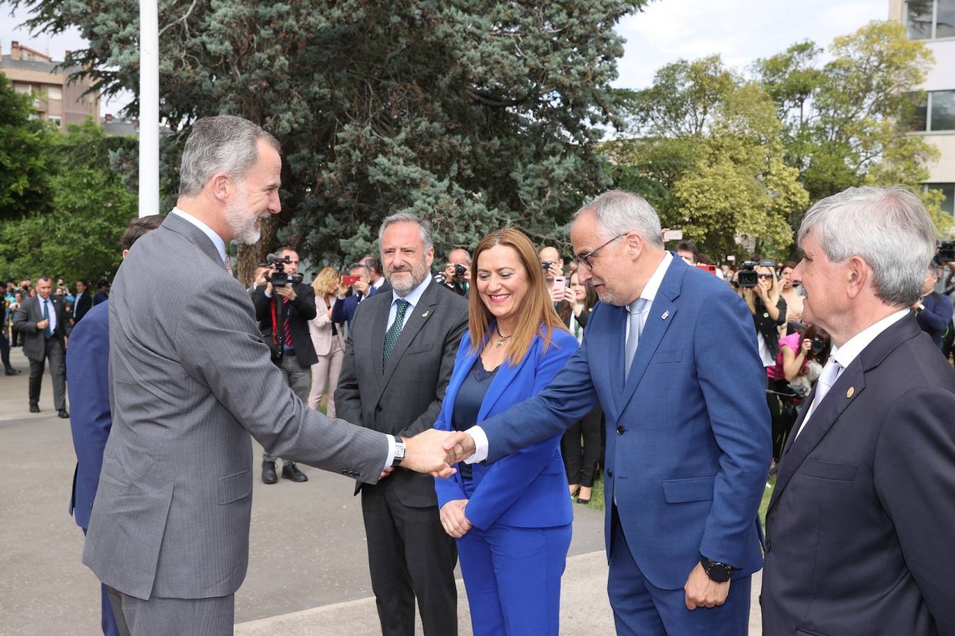 El rey Felipe VI recibió hoy un caluroso baño de multitudes en su visita a Ponferrada, donde cientos de personas se agolparon en la plaza del Ayuntamiento para saludar al monarca a su entrada al Consistorio. Entre aplausos y vivas a la Corona y acompañado, entre otros, por el ministro de Universidades, Joan Subirats, y por el presidente de la Junta, Alfonso Fernández Mañueco, Felipe VI se acercó a estrechar las manos de los congregados antes de estampar su rúbrica en el Libro de Honor del Consistorio. Estas son las fotos inéditas de la visita, las realizadas por el fotógrafo de la Casa Real. 