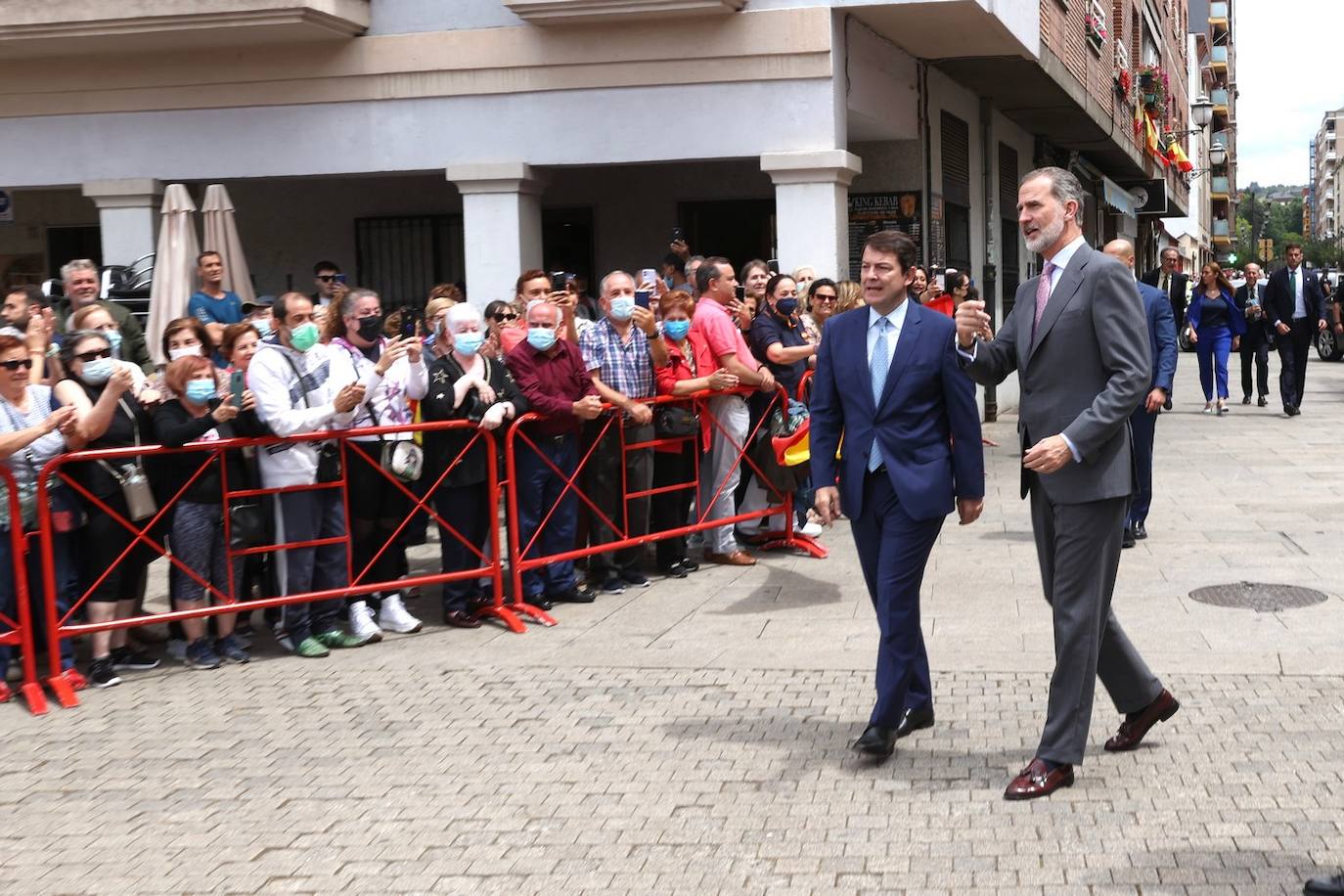 El rey Felipe VI recibió hoy un caluroso baño de multitudes en su visita a Ponferrada, donde cientos de personas se agolparon en la plaza del Ayuntamiento para saludar al monarca a su entrada al Consistorio. Entre aplausos y vivas a la Corona y acompañado, entre otros, por el ministro de Universidades, Joan Subirats, y por el presidente de la Junta, Alfonso Fernández Mañueco, Felipe VI se acercó a estrechar las manos de los congregados antes de estampar su rúbrica en el Libro de Honor del Consistorio. Estas son las fotos inéditas de la visita, las realizadas por el fotógrafo de la Casa Real. 