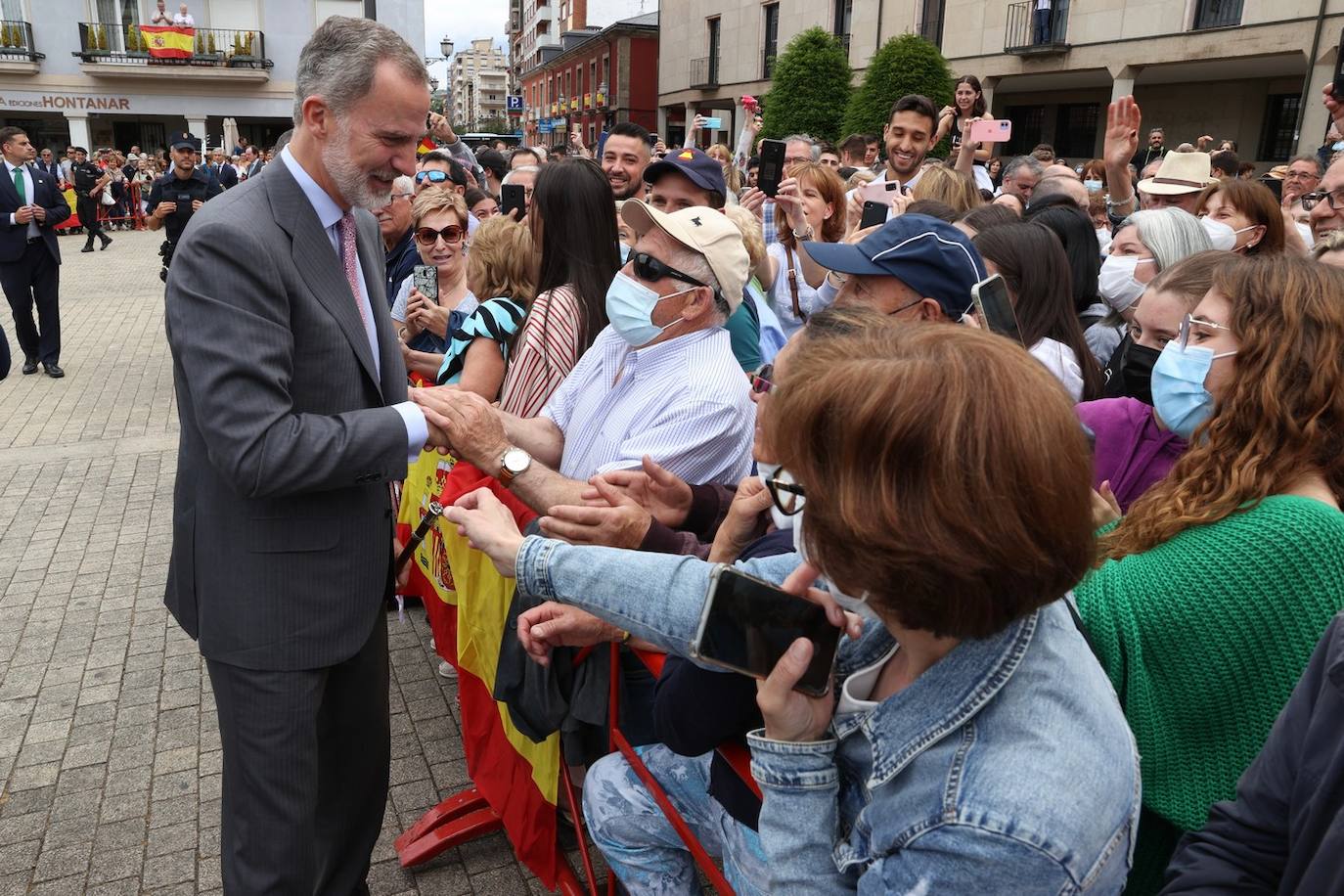 El rey Felipe VI recibió hoy un caluroso baño de multitudes en su visita a Ponferrada, donde cientos de personas se agolparon en la plaza del Ayuntamiento para saludar al monarca a su entrada al Consistorio. Entre aplausos y vivas a la Corona y acompañado, entre otros, por el ministro de Universidades, Joan Subirats, y por el presidente de la Junta, Alfonso Fernández Mañueco, Felipe VI se acercó a estrechar las manos de los congregados antes de estampar su rúbrica en el Libro de Honor del Consistorio. Estas son las fotos inéditas de la visita, las realizadas por el fotógrafo de la Casa Real. 