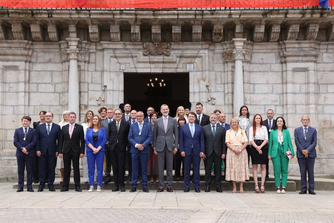 El rey Felipe VI recibió hoy un caluroso baño de multitudes en su visita a Ponferrada, donde cientos de personas se agolparon en la plaza del Ayuntamiento para saludar al monarca a su entrada al Consistorio. Entre aplausos y vivas a la Corona y acompañado, entre otros, por el ministro de Universidades, Joan Subirats, y por el presidente de la Junta, Alfonso Fernández Mañueco, Felipe VI se acercó a estrechar las manos de los congregados antes de estampar su rúbrica en el Libro de Honor del Consistorio. Estas son las fotos inéditas de la visita, las realizadas por el fotógrafo de la Casa Real. 