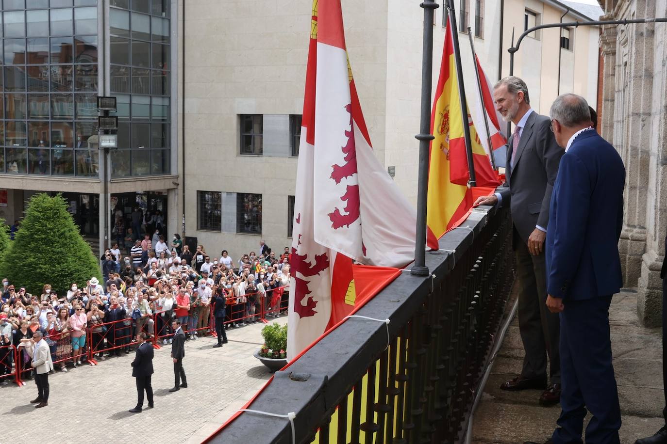 El rey Felipe VI recibió hoy un caluroso baño de multitudes en su visita a Ponferrada, donde cientos de personas se agolparon en la plaza del Ayuntamiento para saludar al monarca a su entrada al Consistorio. Entre aplausos y vivas a la Corona y acompañado, entre otros, por el ministro de Universidades, Joan Subirats, y por el presidente de la Junta, Alfonso Fernández Mañueco, Felipe VI se acercó a estrechar las manos de los congregados antes de estampar su rúbrica en el Libro de Honor del Consistorio. Estas son las fotos inéditas de la visita, las realizadas por el fotógrafo de la Casa Real. 