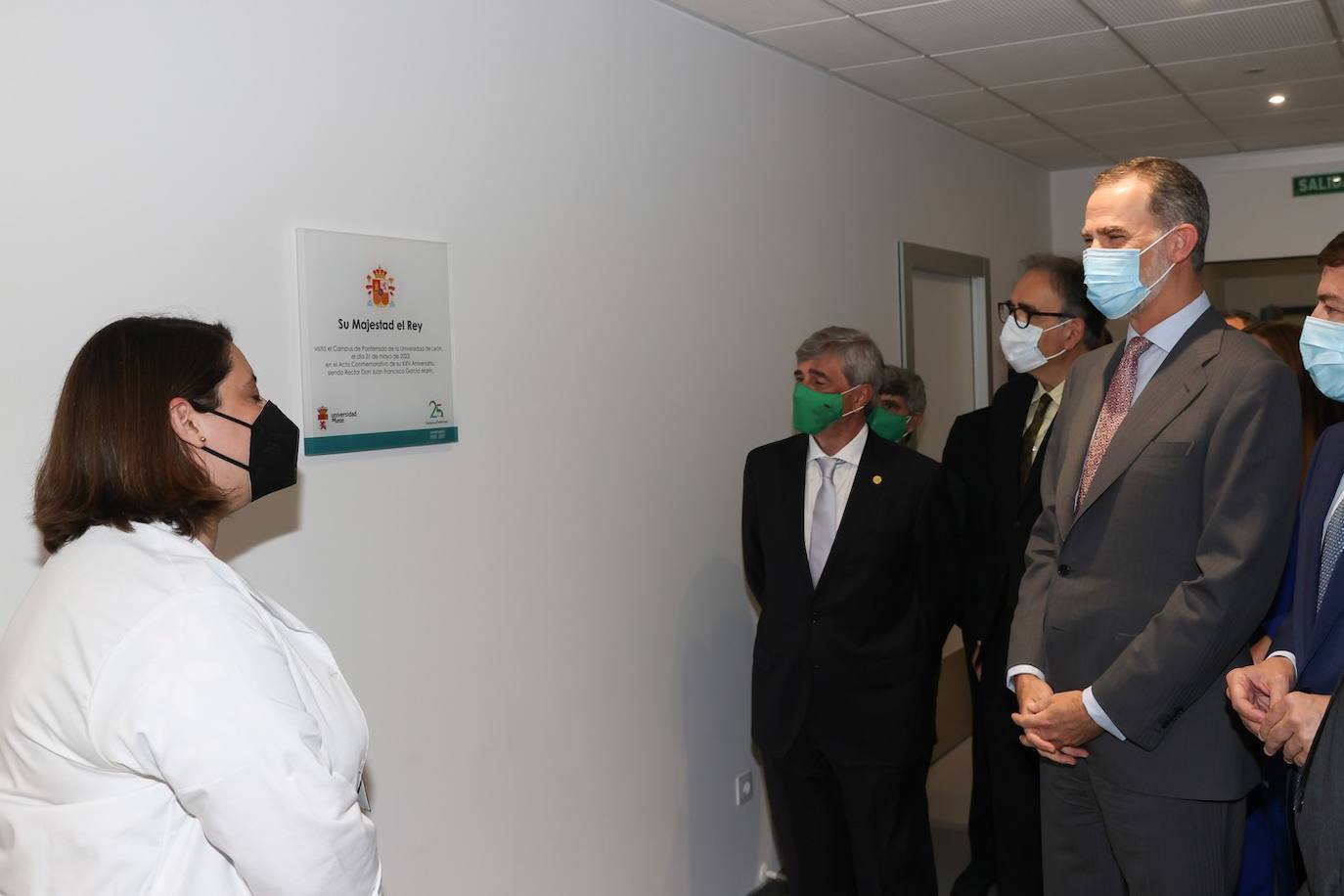 El rey Felipe VI recibió hoy un caluroso baño de multitudes en su visita a Ponferrada, donde cientos de personas se agolparon en la plaza del Ayuntamiento para saludar al monarca a su entrada al Consistorio. Entre aplausos y vivas a la Corona y acompañado, entre otros, por el ministro de Universidades, Joan Subirats, y por el presidente de la Junta, Alfonso Fernández Mañueco, Felipe VI se acercó a estrechar las manos de los congregados antes de estampar su rúbrica en el Libro de Honor del Consistorio. Estas son las fotos inéditas de la visita, las realizadas por el fotógrafo de la Casa Real. 