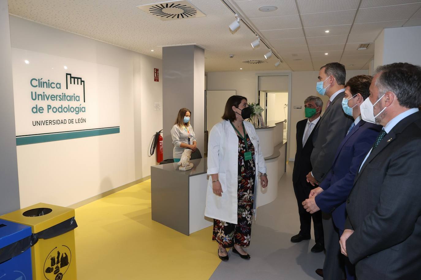 El rey Felipe VI recibió hoy un caluroso baño de multitudes en su visita a Ponferrada, donde cientos de personas se agolparon en la plaza del Ayuntamiento para saludar al monarca a su entrada al Consistorio. Entre aplausos y vivas a la Corona y acompañado, entre otros, por el ministro de Universidades, Joan Subirats, y por el presidente de la Junta, Alfonso Fernández Mañueco, Felipe VI se acercó a estrechar las manos de los congregados antes de estampar su rúbrica en el Libro de Honor del Consistorio. Estas son las fotos inéditas de la visita, las realizadas por el fotógrafo de la Casa Real. 