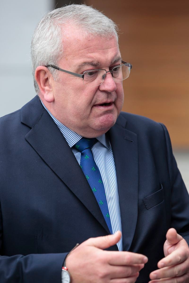 El consejero de Sanidad, Alejandro Vázquez, asiste a la presentación del nuevo director gerente del Complejo Asistencial Universitario de León, Alfonso Rodríguez-Hevia. 