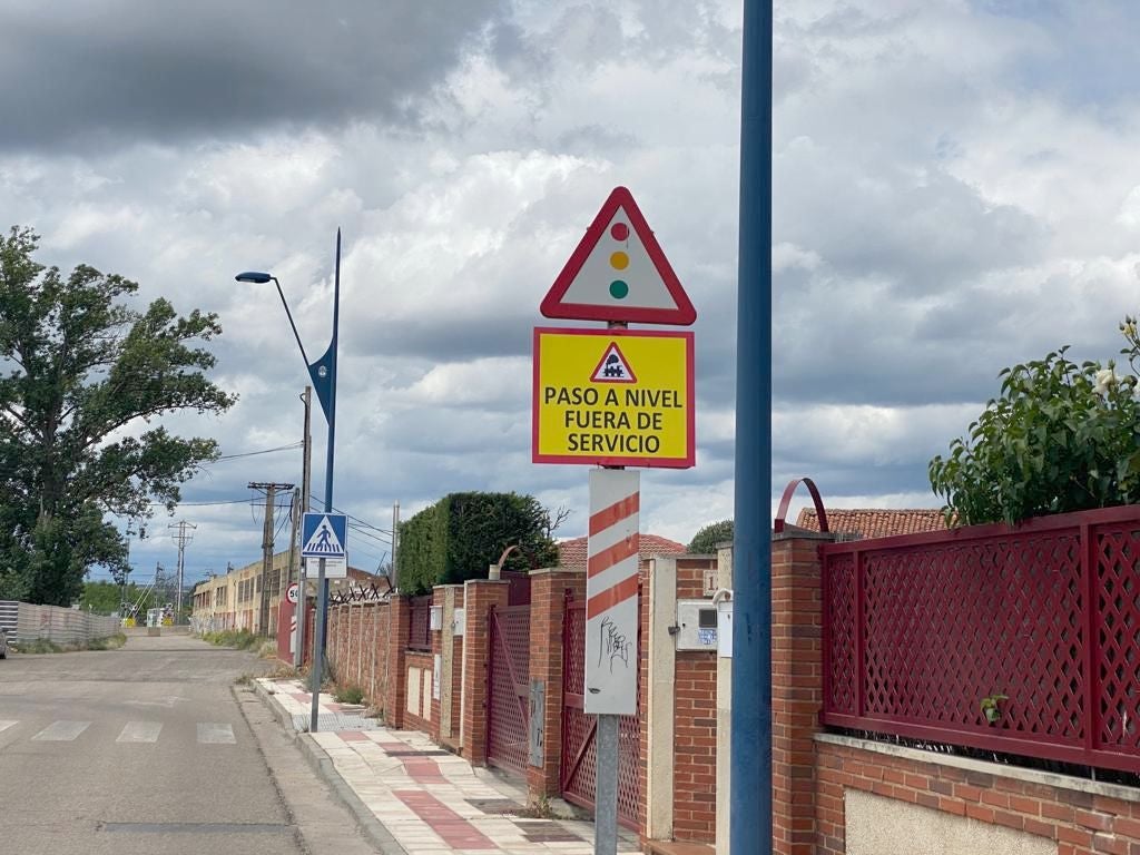 La no integración ferroviaria de San Andrés acaba en bloques de hormigón y cierre de pasos a nivel. Adif cierra los pasos a nivel para vehículos y peatones con bloques de cemento y vallas en los pasos a nivel para vehículos y peatones de las calles El Viento, La Pontona y Camino Pradillo. La medida impide a los vecinos el acceso directo al CRE desde el área de Espacio León y cierra el camino a Villabalter. 