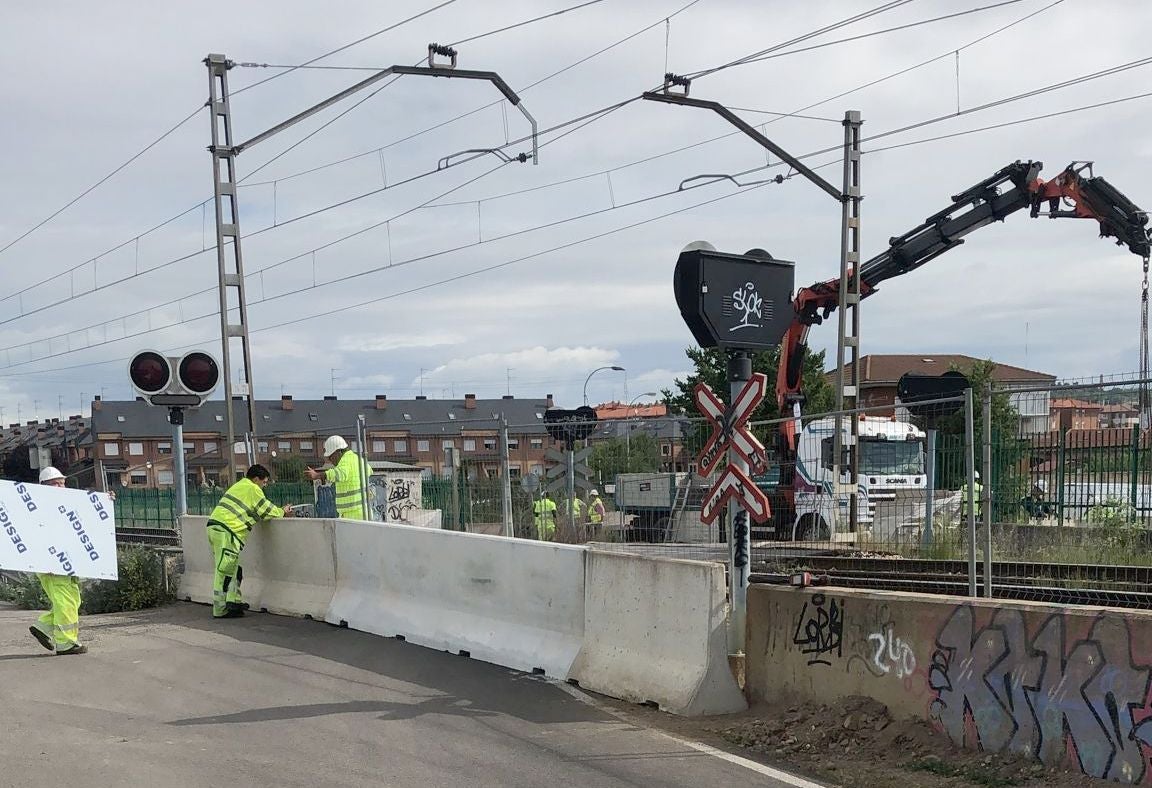 La no integración ferroviaria de San Andrés acaba en bloques de hormigón y cierre de pasos a nivel. Adif cierra los pasos a nivel para vehículos y peatones con bloques de cemento y vallas en los pasos a nivel para vehículos y peatones de las calles El Viento, La Pontona y Camino Pradillo. La medida impide a los vecinos el acceso directo al CRE desde el área de Espacio León y cierra el camino a Villabalter. 