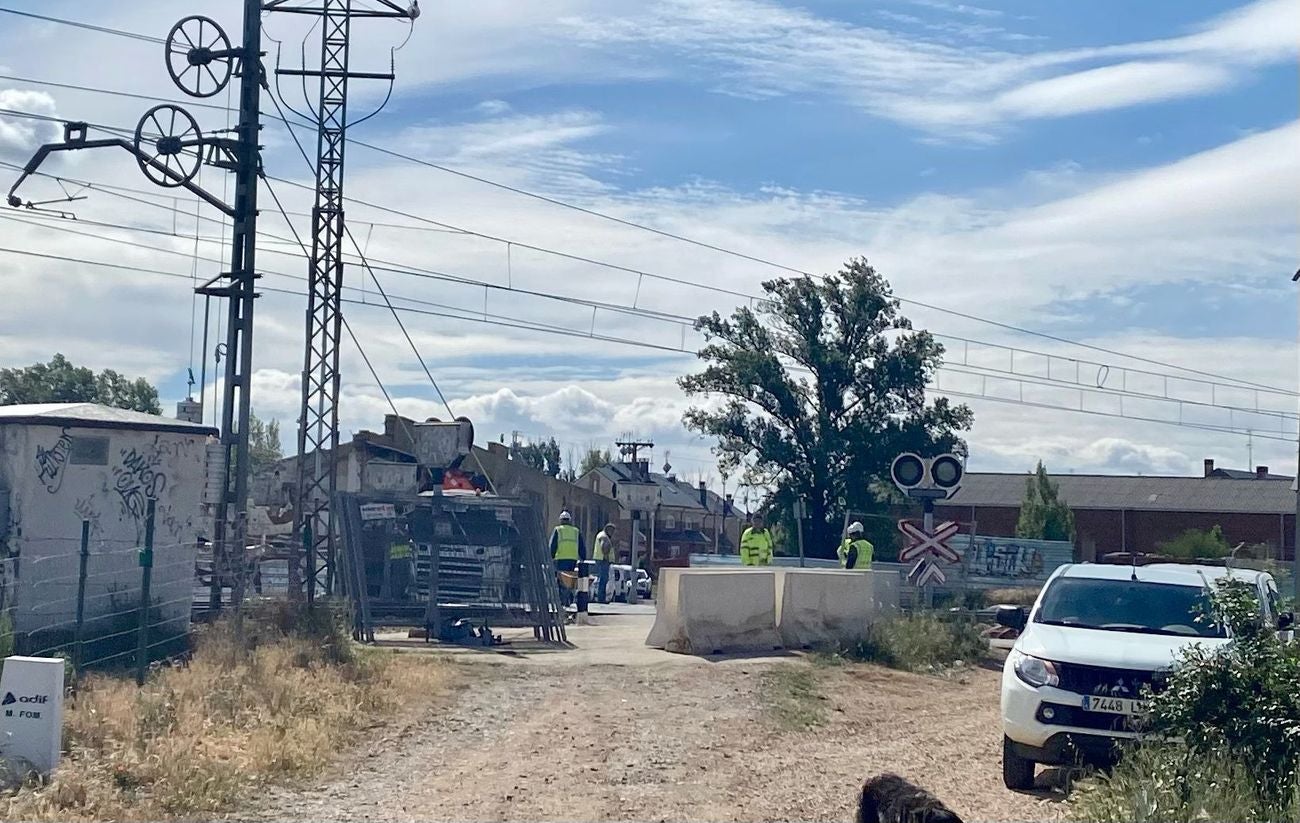 La no integración ferroviaria de San Andrés acaba en bloques de hormigón y cierre de pasos a nivel. Adif cierra los pasos a nivel para vehículos y peatones con bloques de cemento y vallas en los pasos a nivel para vehículos y peatones de las calles El Viento, La Pontona y Camino Pradillo. La medida impide a los vecinos el acceso directo al CRE desde el área de Espacio León y cierra el camino a Villabalter. 