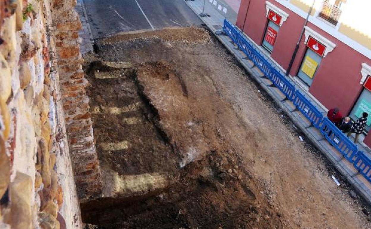 Los cubos aparecidos en la muralla presentan estados diferentes a lo largo de la calle Carreras.