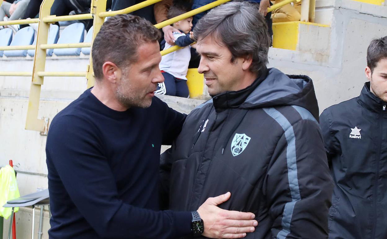 Docampo saluda a Curro Torres en el partido que disputó el Calahorra en León.