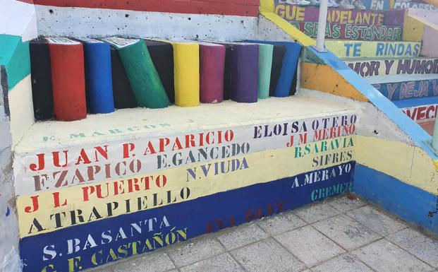 Galería. Estudiantes de tercero de la ESO están restaurando la escalera y también han pintado una especie de biblioteca con libros en la zona baja.