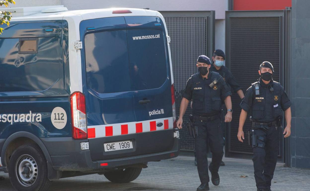 Detenido un entrenador por presuntos abusos a tres jugadoras de un club de Barcelona