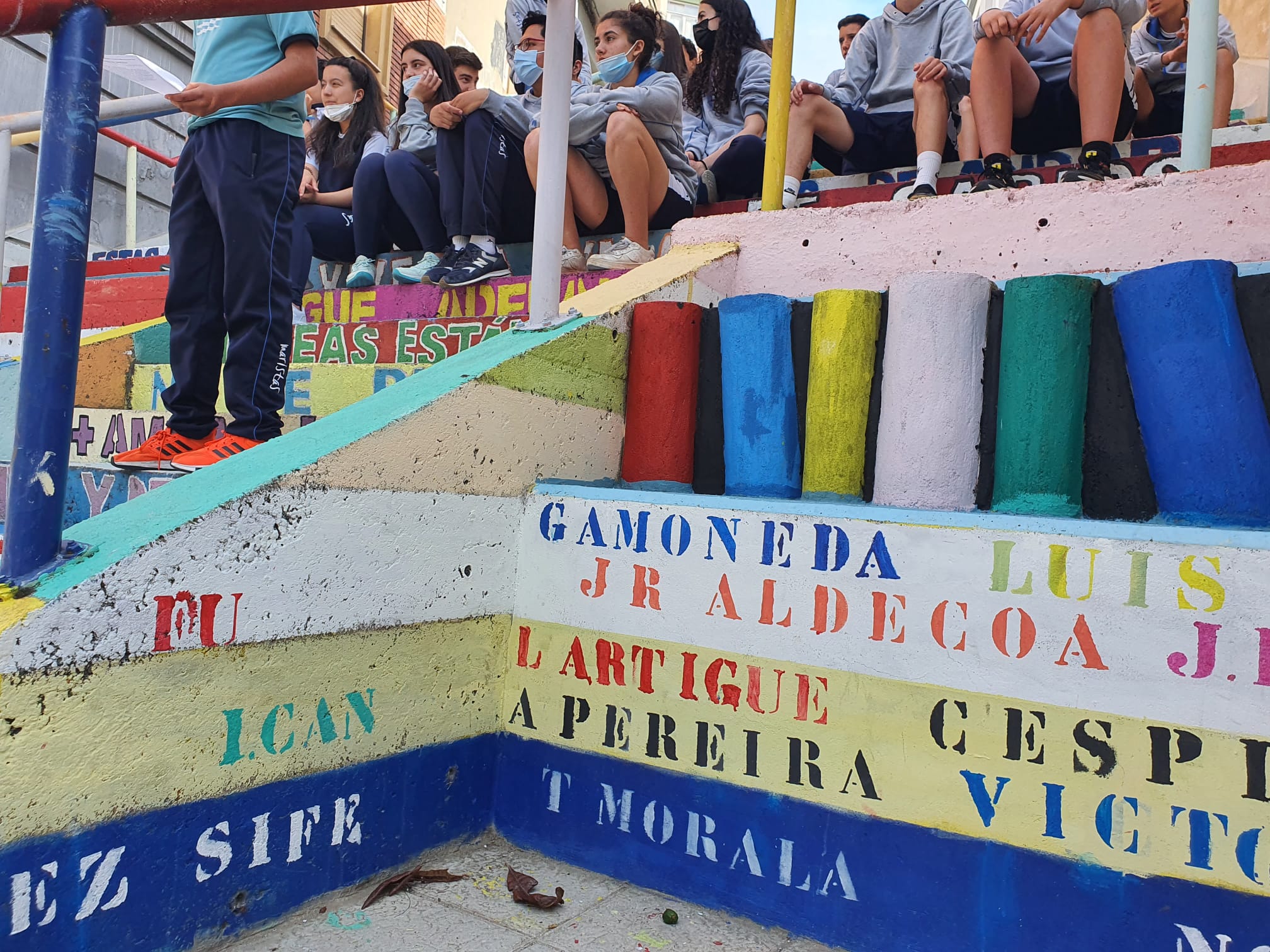 Los estudiantes del colegio Maristas San José vuelven a dar vida a la ciudad entonando versos del poeta leonés Toño Morala. 