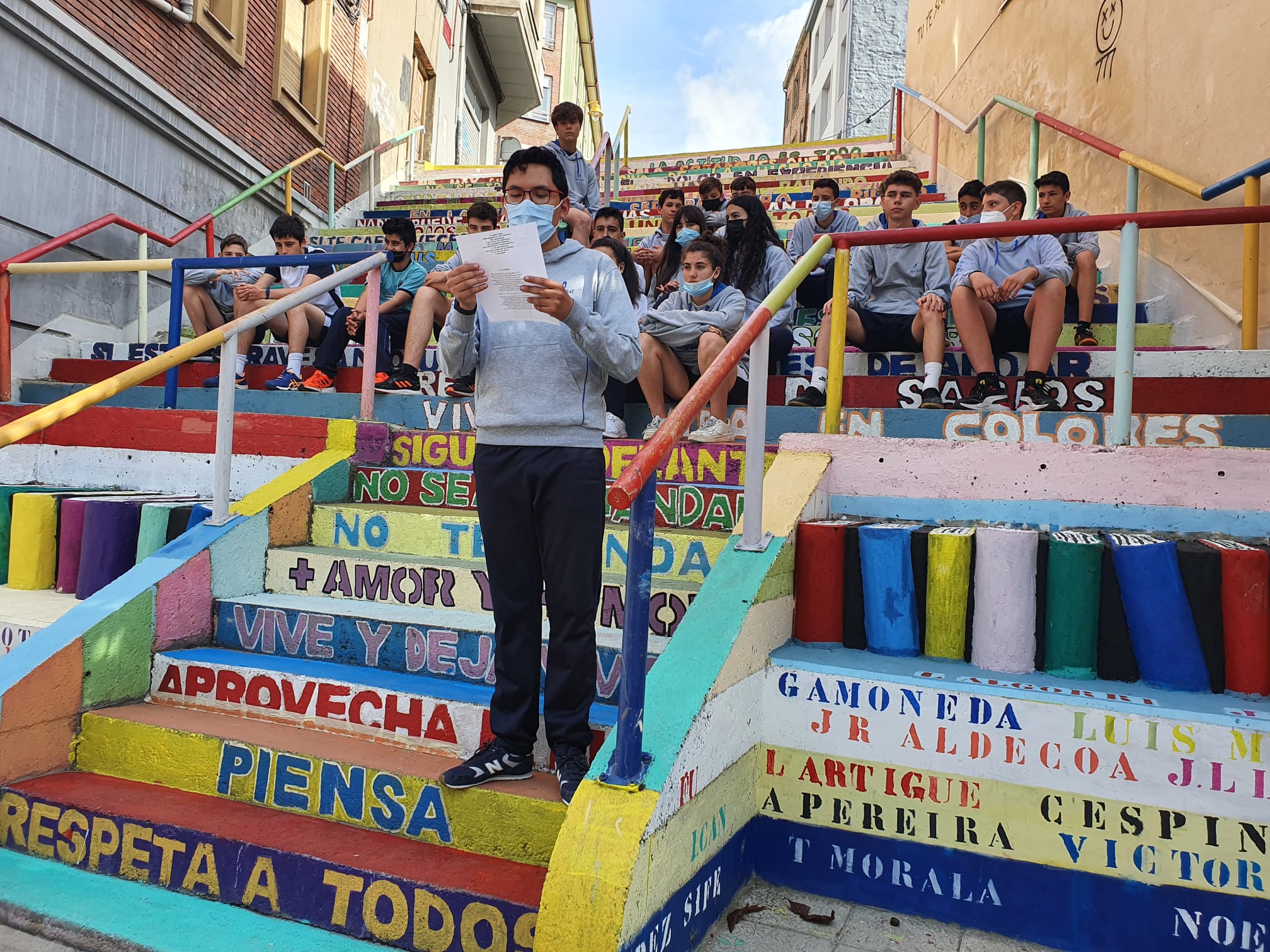 Los estudiantes del colegio Maristas San José vuelven a dar vida a la ciudad entonando versos del poeta leonés Toño Morala. 