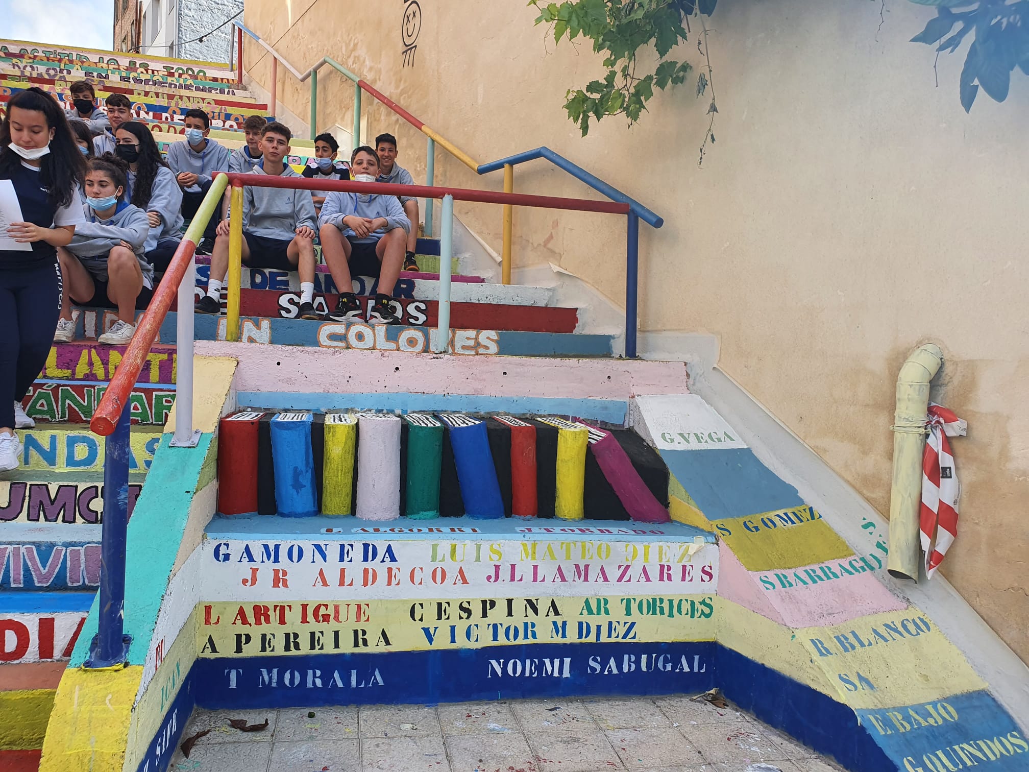 Los estudiantes del colegio Maristas San José vuelven a dar vida a la ciudad entonando versos del poeta leonés Toño Morala. 